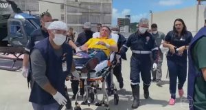 O ex-presidente Jair Bolsonaro (PL) sendo socorrido, deitado em maca
