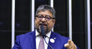 O prefeito de Maricá (RJ), Washington Quaquá, falando em microfone e apontando pra frente
