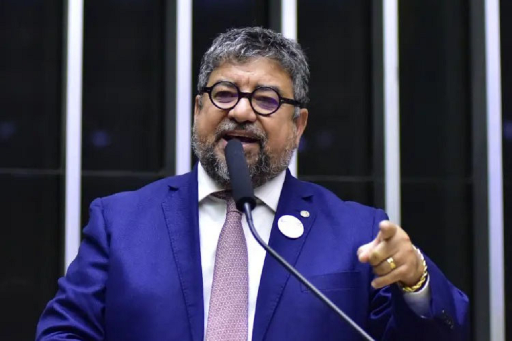 O prefeito de Maricá (RJ), Washington Quaquá, falando em microfone e apontando pra frente