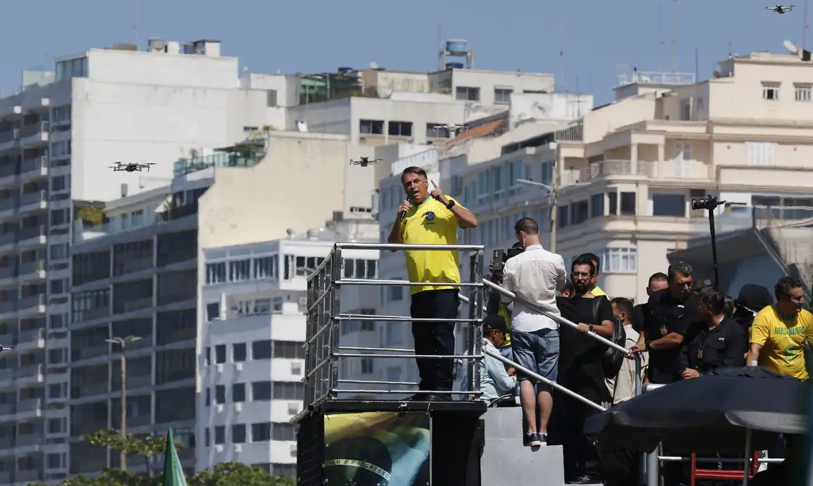 Jair Bolsonaro em ato realizado em Copacabana