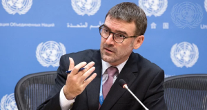 o relator especial da ONU para a promoção da verdade, justiça, reparação e garantias de não repetição, Bernard Duhaime, falando e gesticulando, sério, olhando para o lado