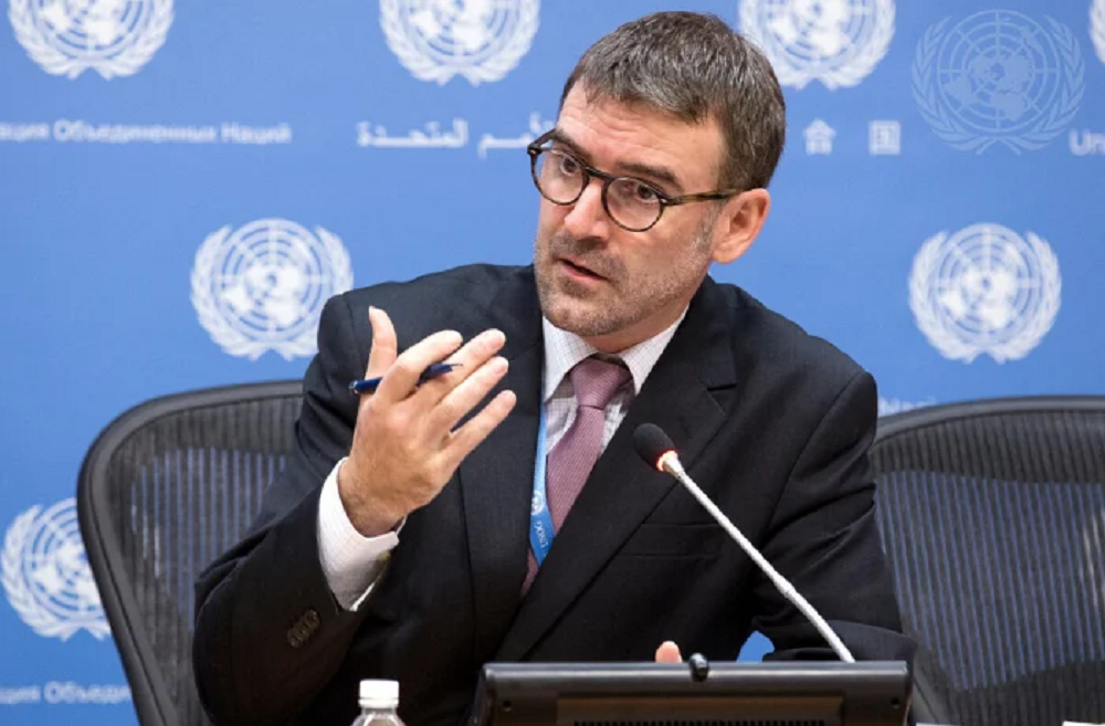 o relator especial da ONU para a promoção da verdade, justiça, reparação e garantias de não repetição, Bernard Duhaime, falando e gesticulando, sério, olhando para o lado