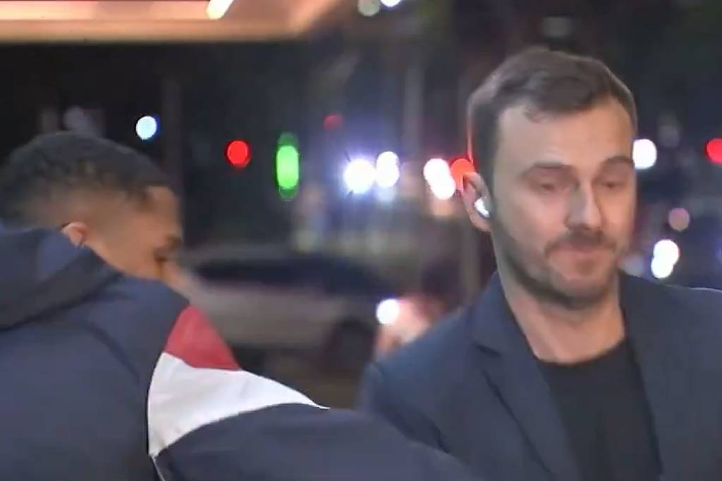 O repórter Igor Calian ao lado de assaltante