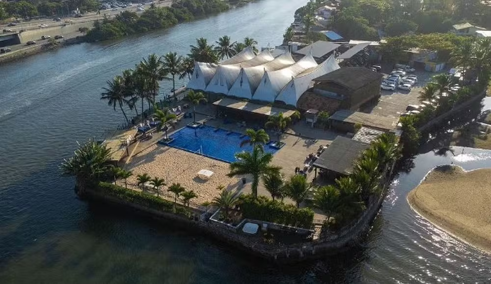 Rio Beach Club em foto aérea, feita em dia ensolarado