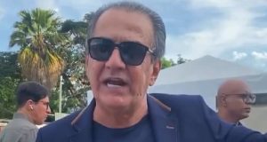 O pastor Silas Malafaia de roupa social escura e óculos escuros, falando, sério