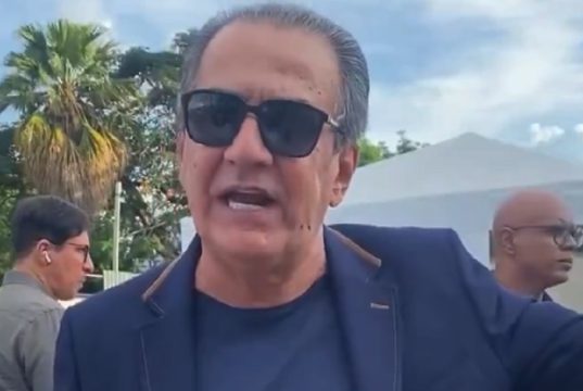 O pastor Silas Malafaia de roupa social escura e óculos escuros, falando, sério