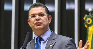 O líder do PL na Câmara, Sóstenes Cavalcante (RJ), falando em microfone, sériio, sem olhar para a câmera