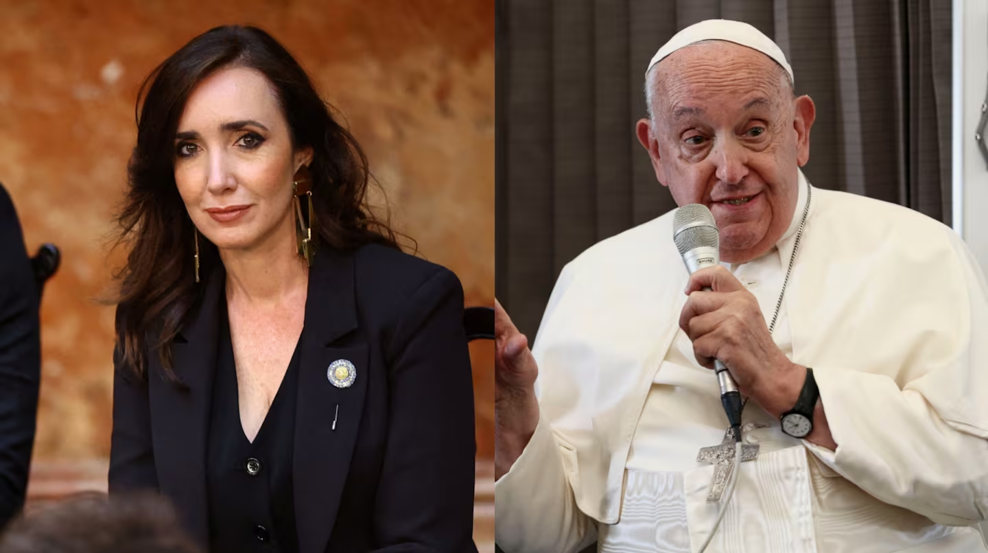 Montagem de fotos de Victoria Villarruel séria, de cabelo solto e roupa preta, e o Papa Francisco falando em microfone
