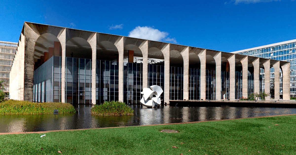 Palácio do Itamaraty em dia ensolarado