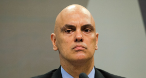 ministro Alexandre de Moraes, do Supremo Tribunal Federal (STF), olhando para o lado com rabo de olho, sério