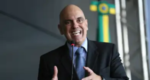ministro do Supremo Tribunal Federal (STF) Alexandre de Moraes falando em microfone e gesticulando, sério