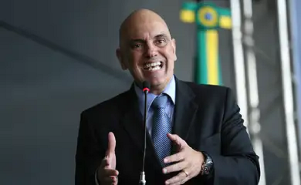 ministro do Supremo Tribunal Federal (STF) Alexandre de Moraes falando em microfone e gesticulando, sério