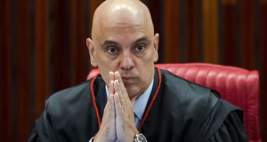 Alexandre de Moraes, ministro do Supremo Tribunal Federal (STF), sério, com as mãos unidas próximas ao rosto