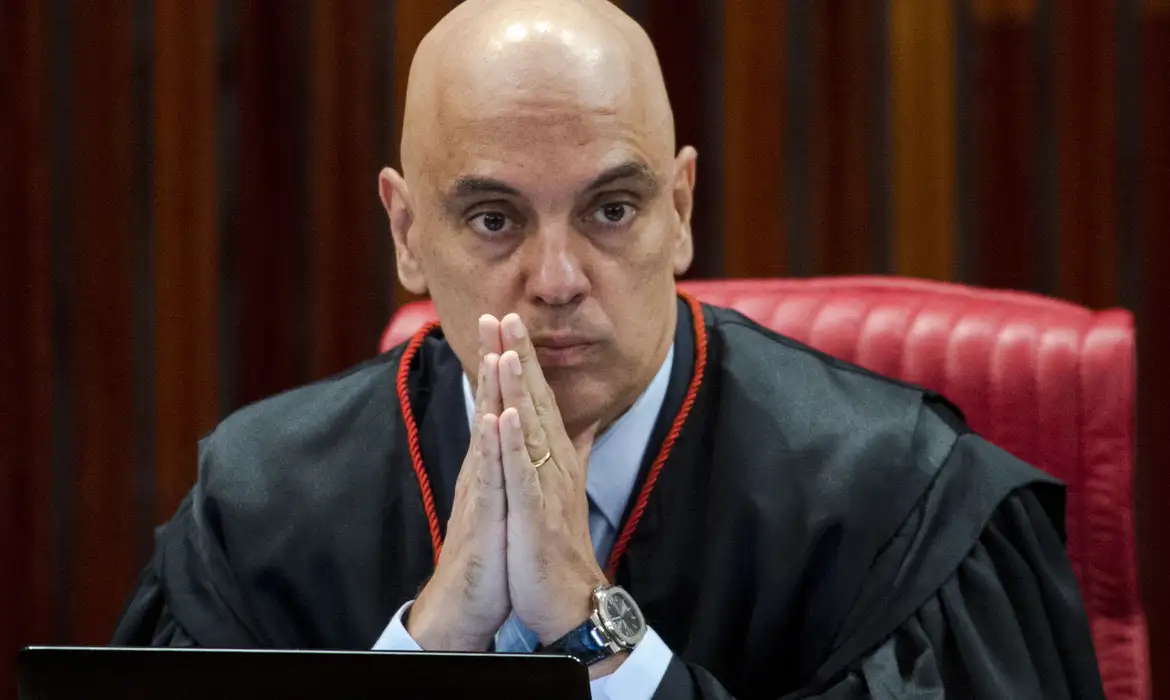 Alexandre de Moraes, ministro do Supremo Tribunal Federal (STF), sério, com as mãos unidas próximas ao rosto