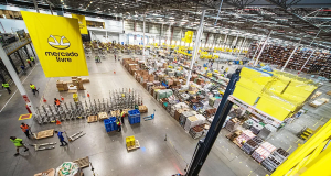 Interior de um centro de distribuição do Mercado Livre