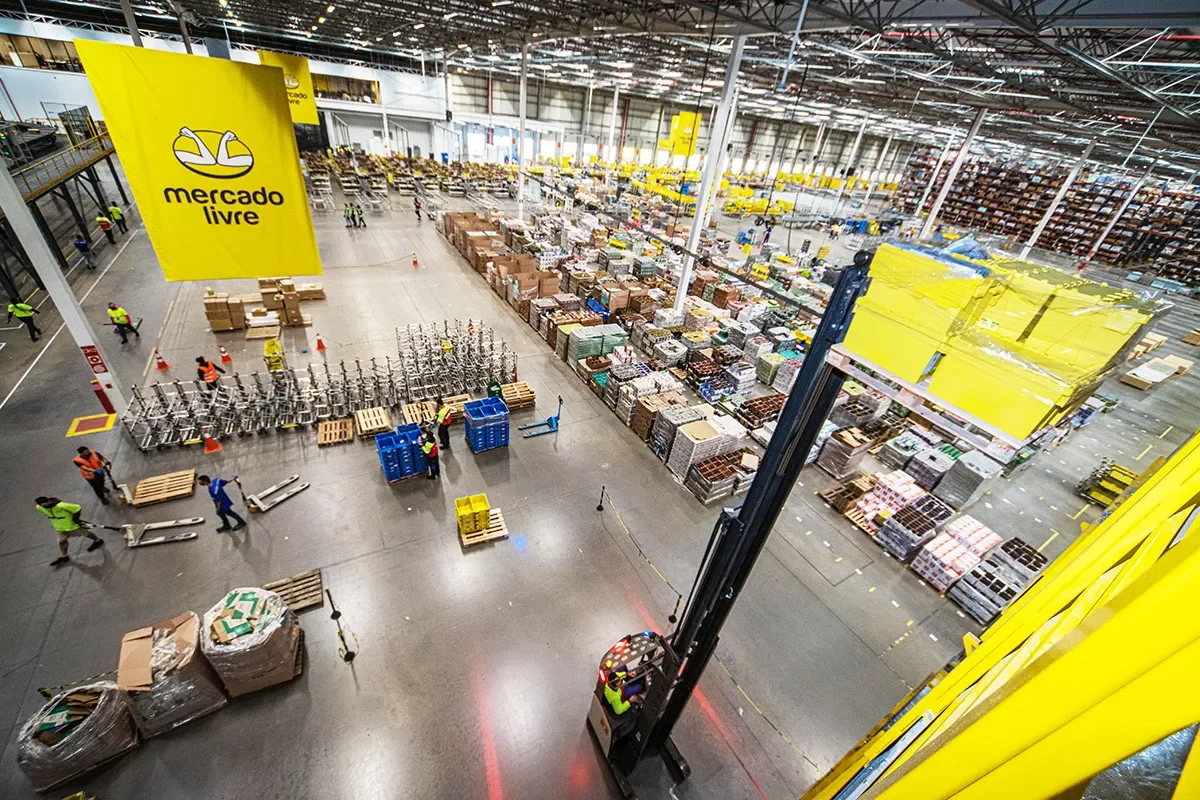 Interior de um centro de distribuição do Mercado Livre