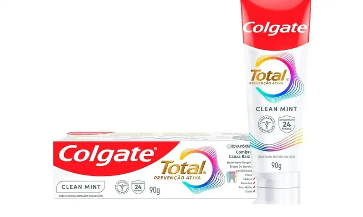 Caixa e creme dental Total Clean Mint, da marca Colgate