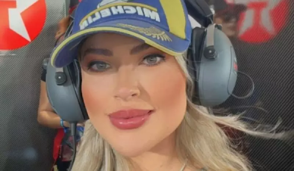 Amanda Borges da Silva de boné, com fones, séria, olhando para a câmera