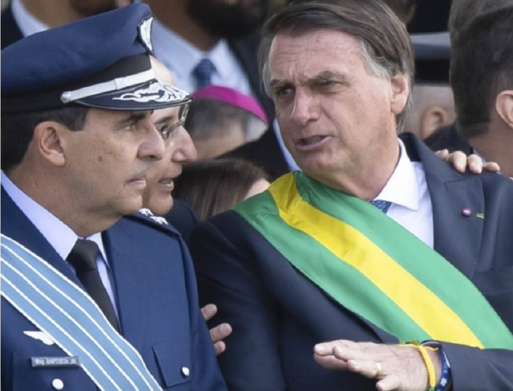 brigadeiro Carlos de Almeida Baptista Júnior e Jair Bolsonaro conversando, sérios