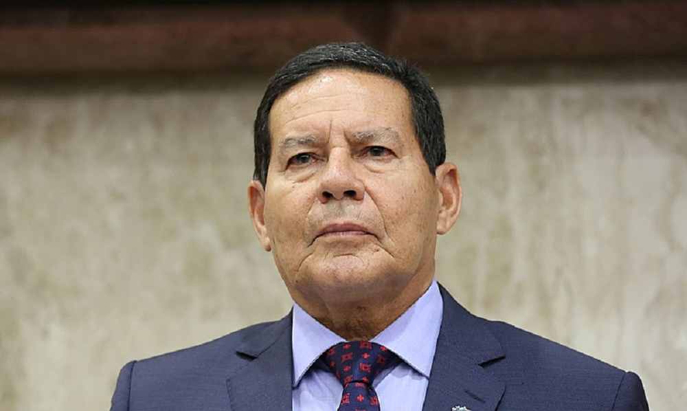 Hamilton Mourão (Republicanos) sério, olhando pra frente, sem olhar para a câmera