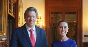 O ministro da Fazenda, Fernando Haddad, com a presidenta mexicana, Claudia Sheinbaum, ambos em pé, lado a lado, sorrindo para a câmera