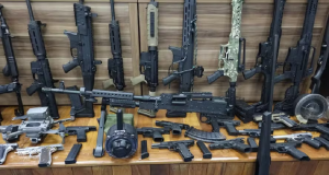 Dinheiro e armas apreendidos na operação conjunta da Polícia Civil e do Ministério Público do Rio