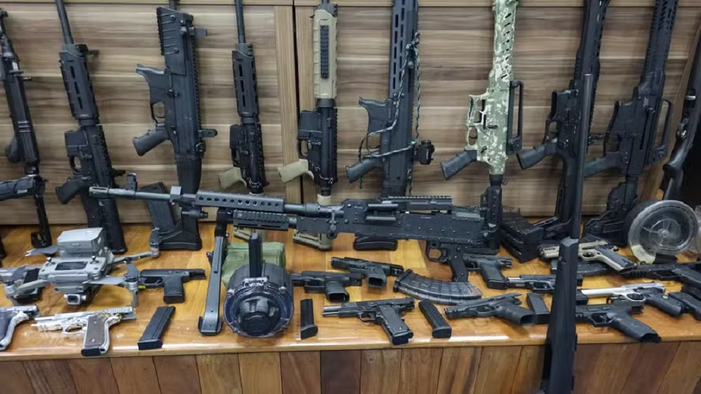 Dinheiro e armas apreendidos na operação conjunta da Polícia Civil e do Ministério Público do Rio