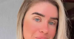 Débora Peixoto em close, séria, olhando para a câmera, de cabelo solto