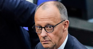 chanceler Friedrich Merz sério, de óculos, em close