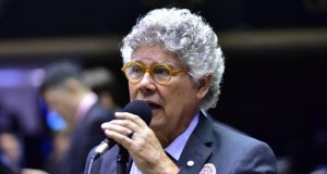 deputado federal Chico Alencar (PSOL) de óculos de grau com armação amarela, falando em microfone, sério, sem olhar para a câmera