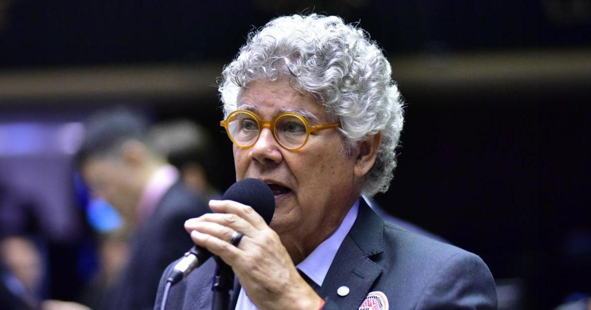 deputado federal Chico Alencar (PSOL) de óculos de grau com armação amarela, falando em microfone, sério, sem olhar para a câmera