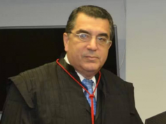 O desembargador Alcides Martins Ribeiro Filho sério, de óculos, olhando para a câmera