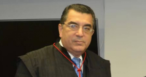 O desembargador Alcides Martins Ribeiro Filho sério, de óculos, olhando para a câmera