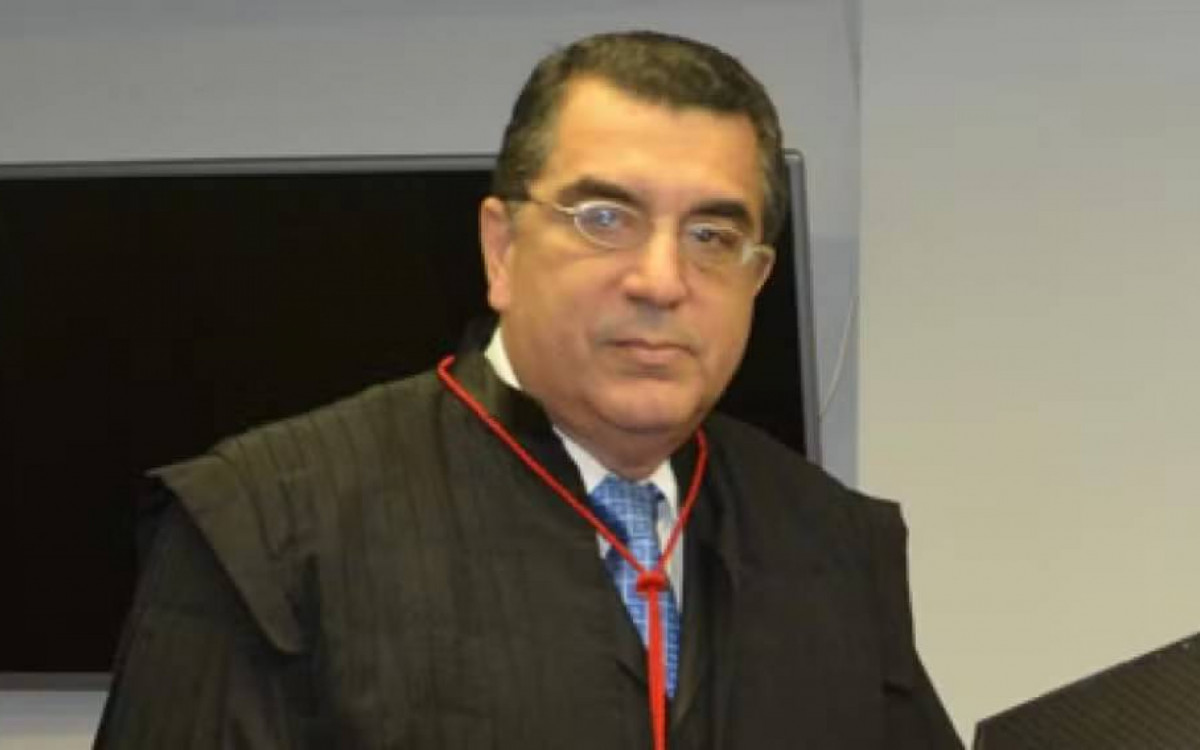 O desembargador Alcides Martins Ribeiro Filho sério, de óculos, olhando para a câmera