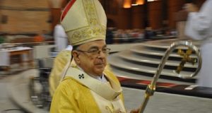 O arcebispo emérito de Aparecida, dom Raymundo Damasceno, caminhando, sério, sem olhar para a câmera