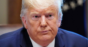 Donald Trump em close, sem olhar para a câmera, com cara de chateação