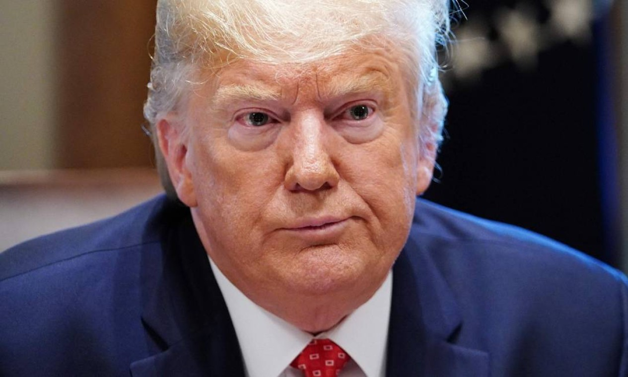 Donald Trump em close, sem olhar para a câmera, com cara de chateação