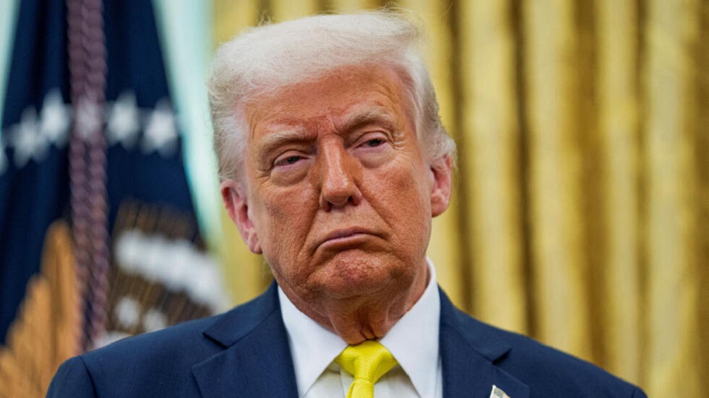 Donald Trump com expressão de chateação, de terno e gravata, olhando de rabo de olho para o lado