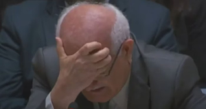 O embaixador da Palestina na ONU, Riyad Mansour, de cabeça baixa, com a mão na frente do rosto, chorando