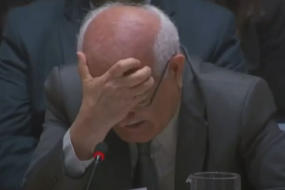 O embaixador da Palestina na ONU, Riyad Mansour, de cabeça baixa, com a mão na frente do rosto, chorando
