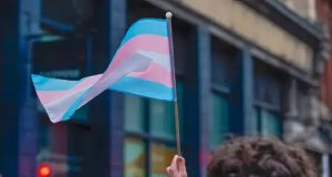 Mão segurando bandeira trans