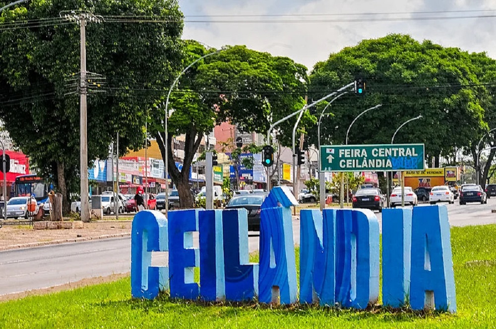 Praça com letreiro de Ceilândia