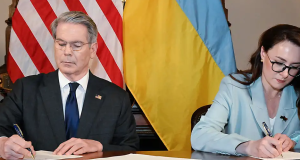 Yulia Svyrydenko (à dir.), vice-primeira-ministra e ministra da Economia da Ucrânia, foi a Washington para assinar o contrato. Pelos EUA, assinou o secretário do Tesouro Scott Bessent.