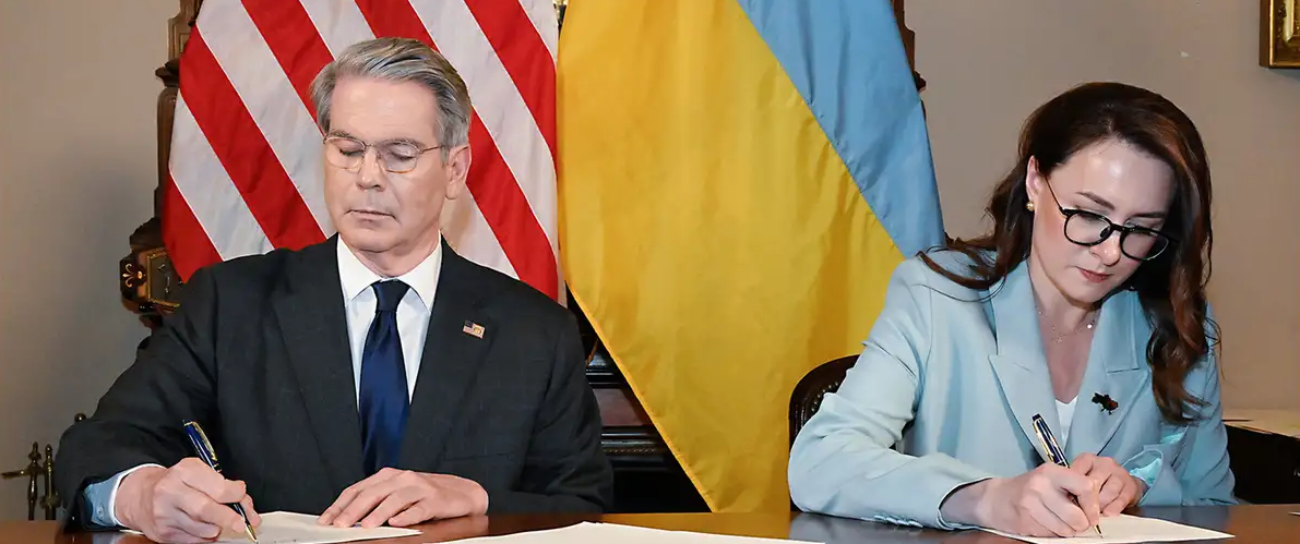 Yulia Svyrydenko (à dir.), vice-primeira-ministra e ministra da Economia da Ucrânia, foi a Washington para assinar o contrato. Pelos EUA, assinou o secretário do Tesouro Scott Bessent.