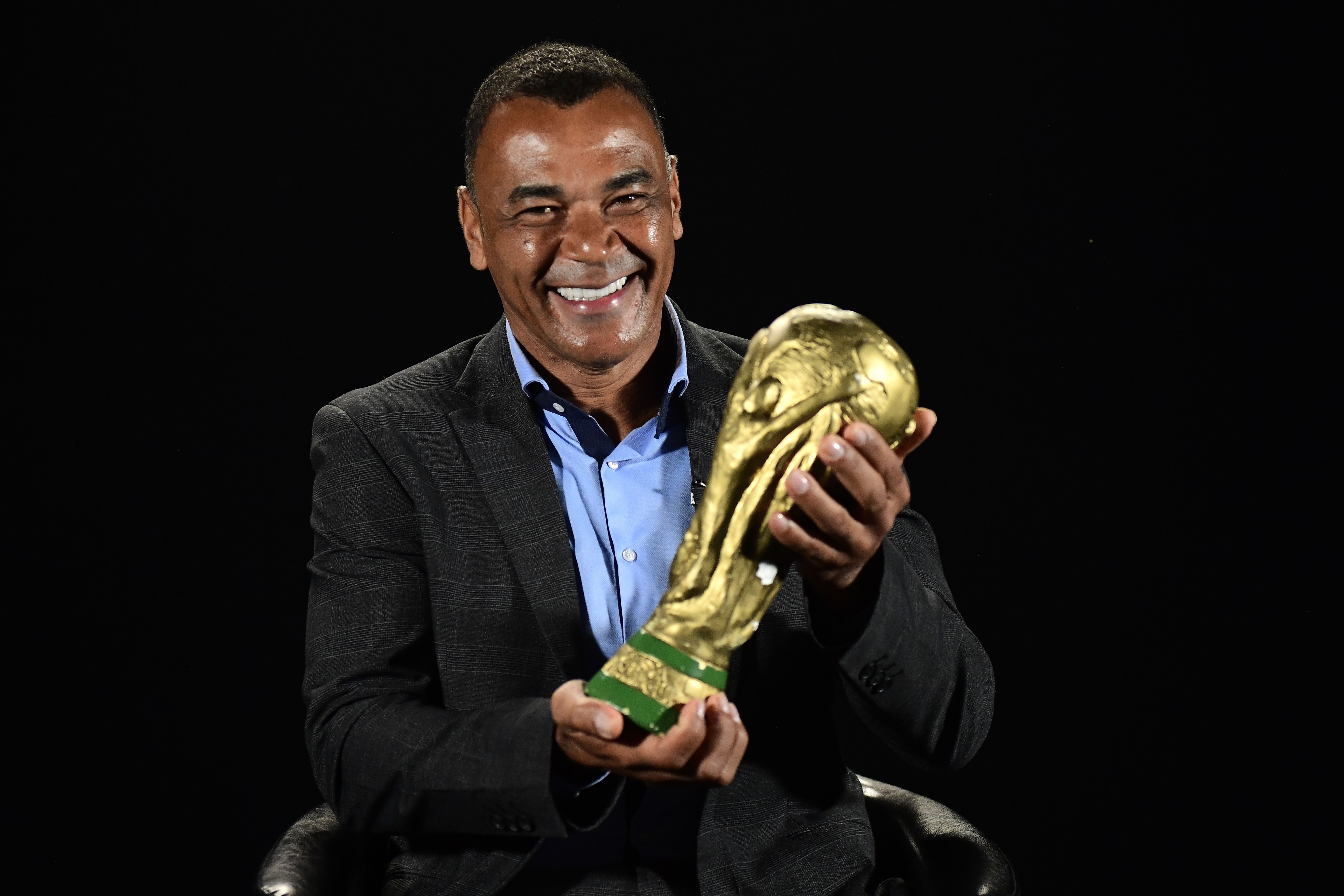 Cafu sorrindo e segurando taça