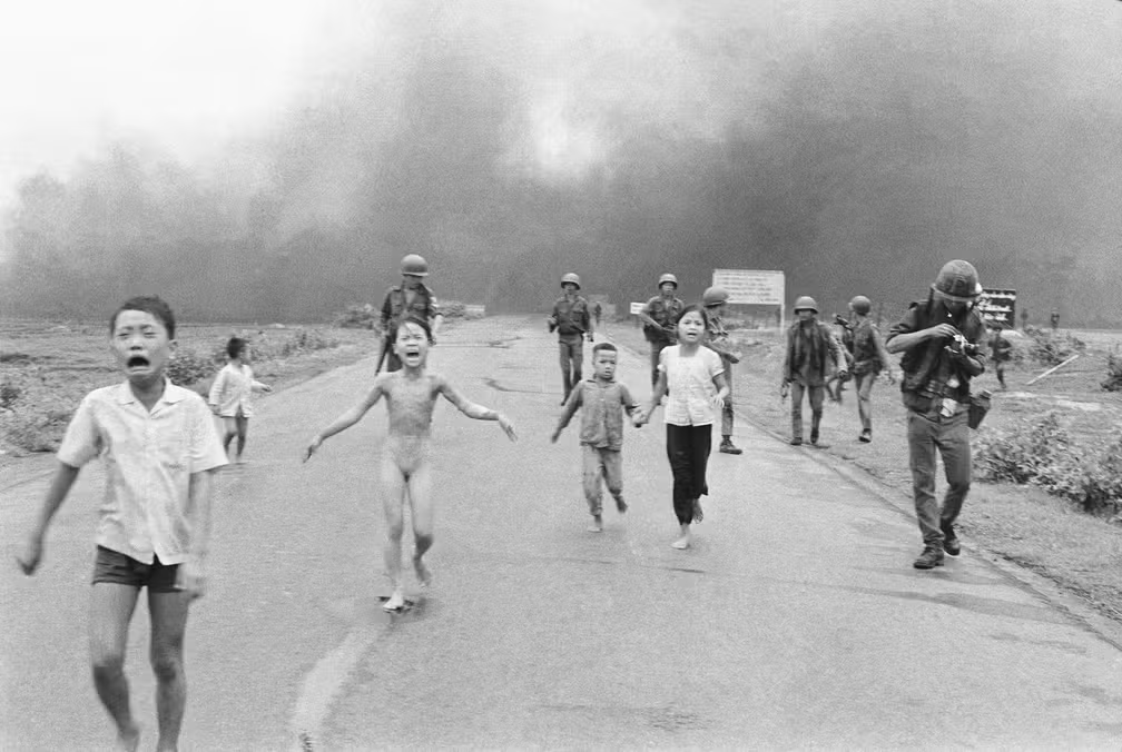 Imagem da "The Napalm Girl" ("A Menina do Napalm"), em preto e branco
