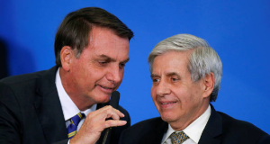 ex-presidente Jair Bolsonaro e do general da reserva Augusto Heleno lado a lado, falando em microfone e rindo