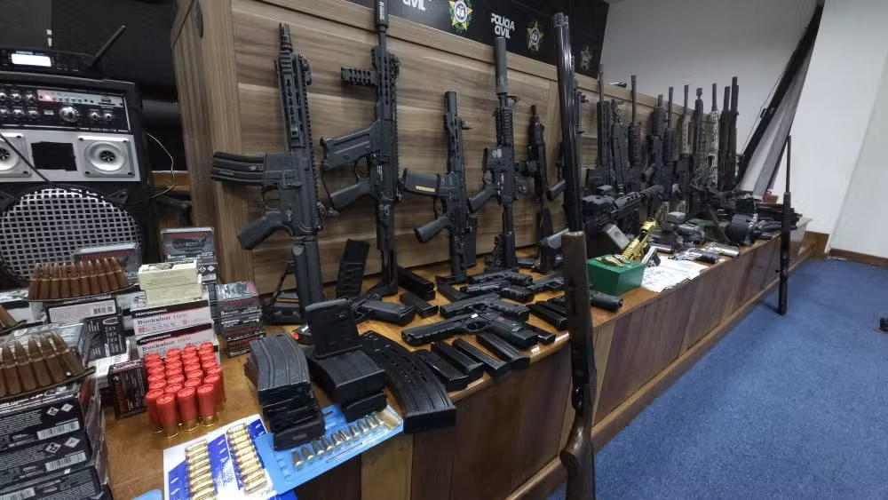 Fuzis e pistolas apreendidos na casa de Jhonnatha Schimitd Yanowich