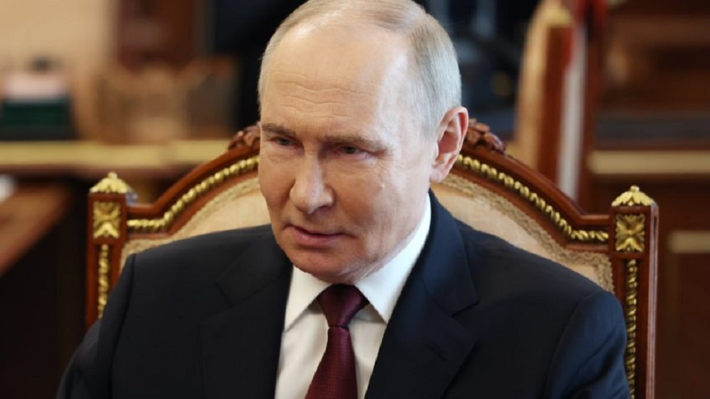 presidente russo, Vladimir Putin, falando, sério, sem olhar para a câmera