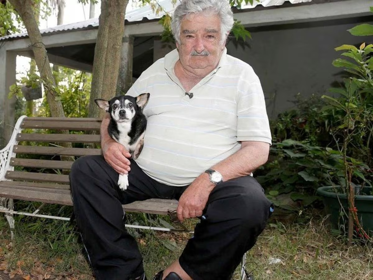 Pepe Mujica e Manuela em banco